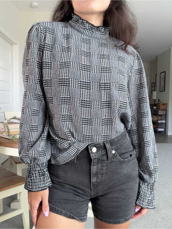 Forever 21 Tops - Forever 21 Black + White Patterned Ruffle Blouse | S